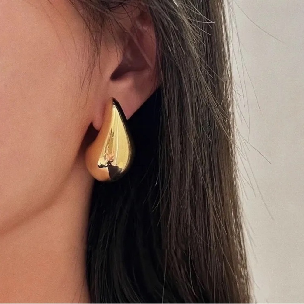 18k Gold Plated *Water Drop Stud* Earrings - Picture 5 of 11